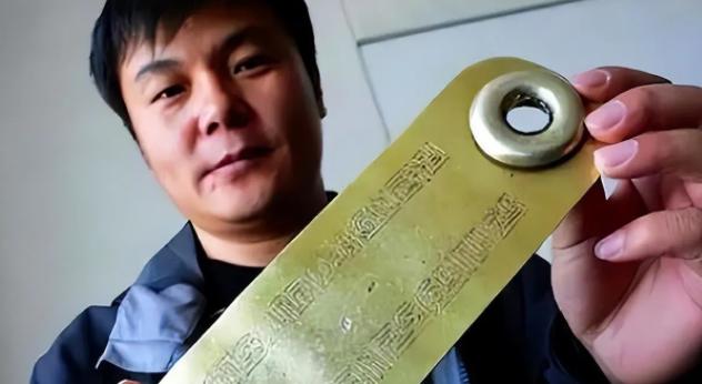 1999年，内蒙小伙被债主追债，走投无路只能钻进家中地窖藏身，进去后他突然想起父