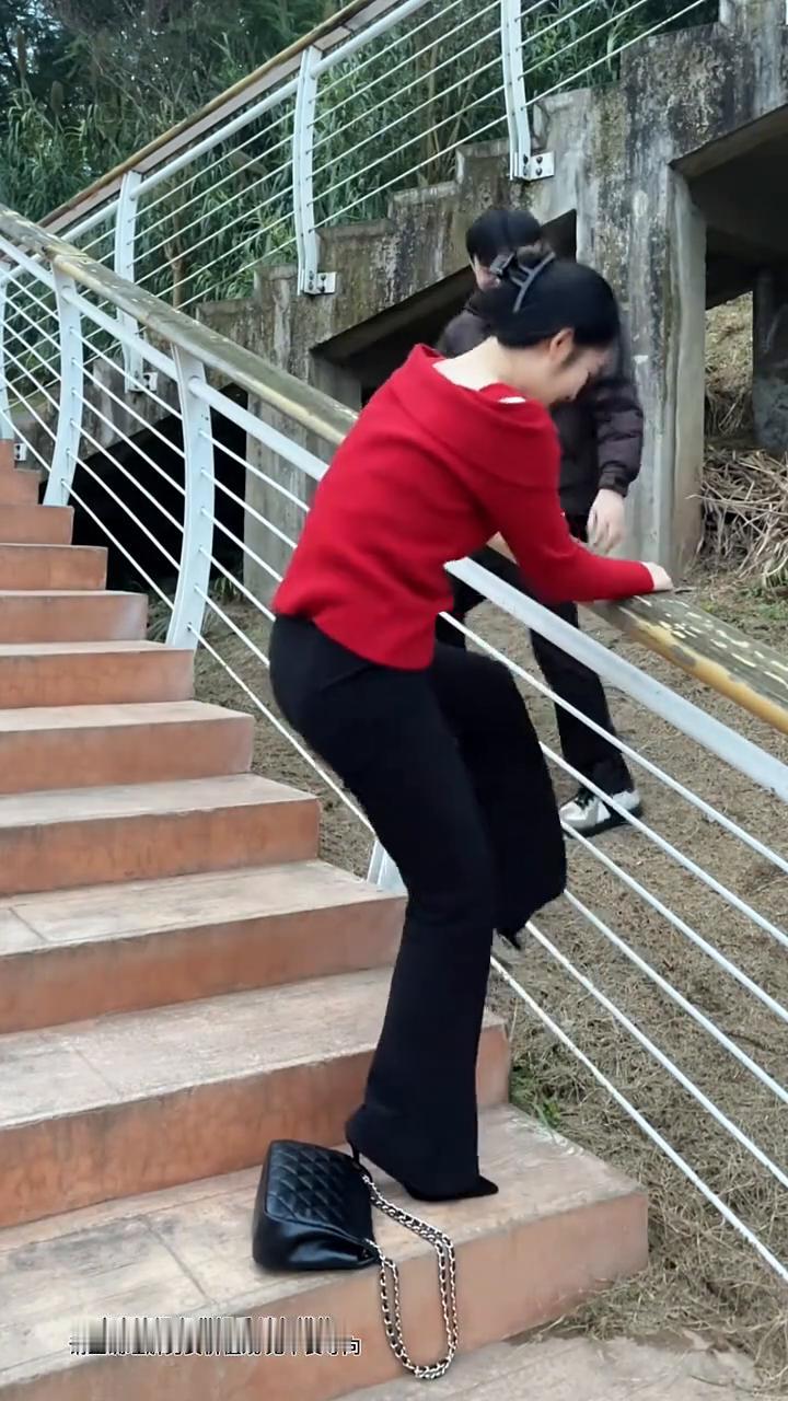 夫妻演绎仅供娱乐请勿模仿，请正确理解男女价值观无不良导向。