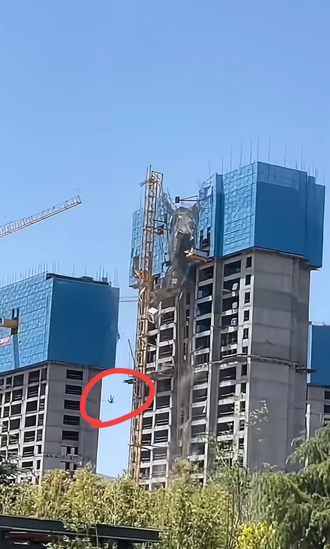 这是谁的父亲，又是谁的儿？

甘肃漳县发生严重的塔吊事故，造成3死1伤。

看到