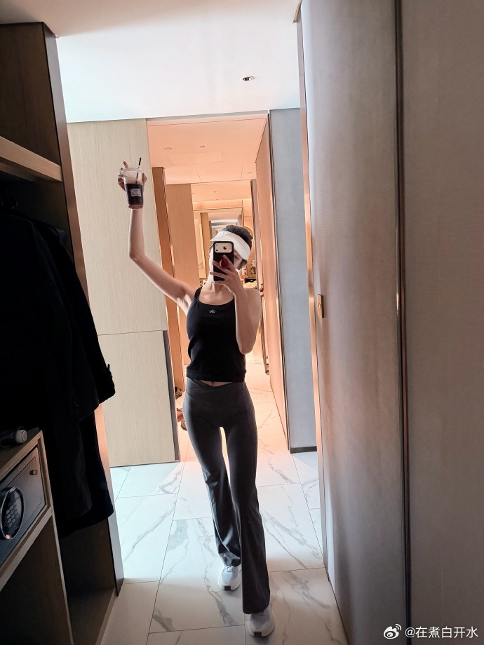 来看娱乐向涵之妈咪级别向涵之美成啥样了被向涵之的自拍惊艳到了，高马尾搭配黑色无袖