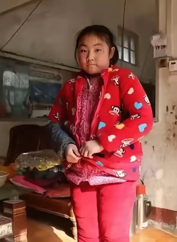 泪目了！四川，一小女孩6岁爹没了，9岁妈改嫁。在叔叔家一住就是12年。高考完第二