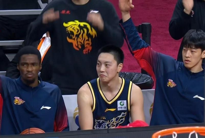 不输球没天理！杜峰都愣住了！领先16分被逆转！本场比赛不得不说的3大事实：
1.