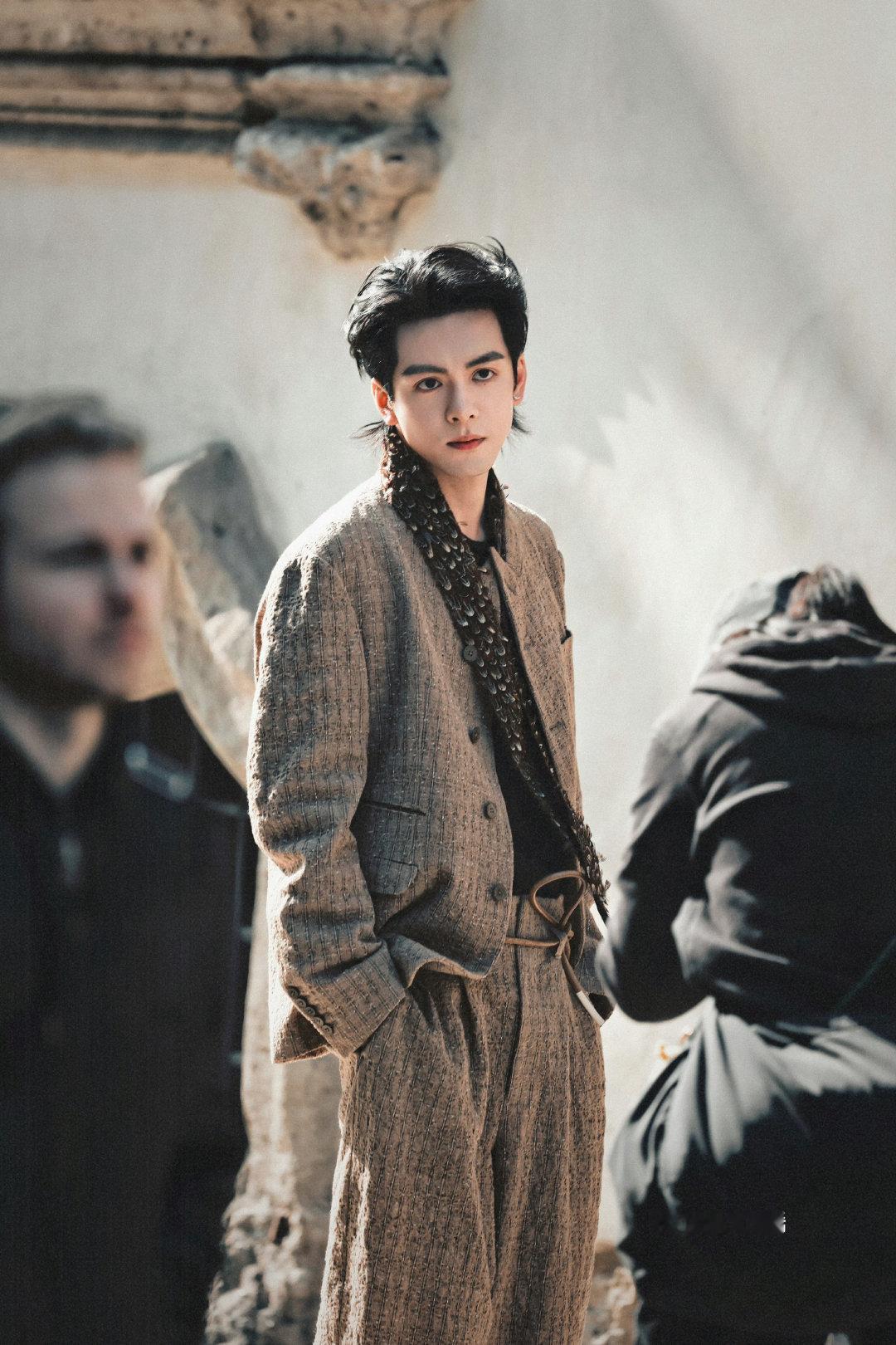 曾舜晞贵公子老钱风 米兰时装周造型鲨疯全场！完美诠释贵公子老钱风，气质矜贵、举止