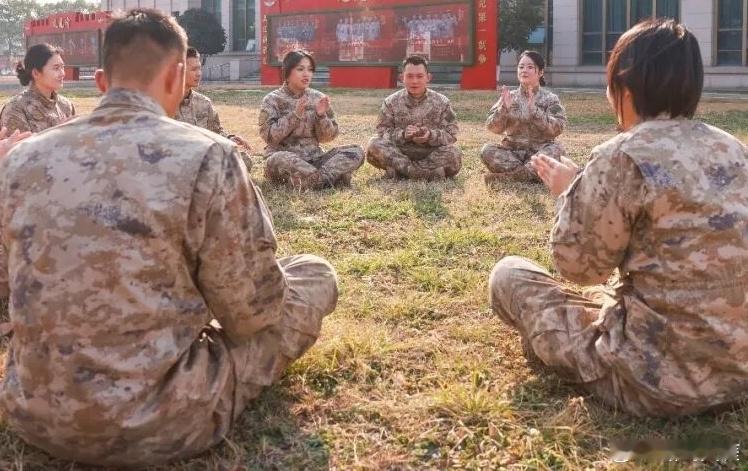 前线熄灯号军营晚点名人民前线 以心为炬，纾压赋能心中有阳光，脚下有力量晚安