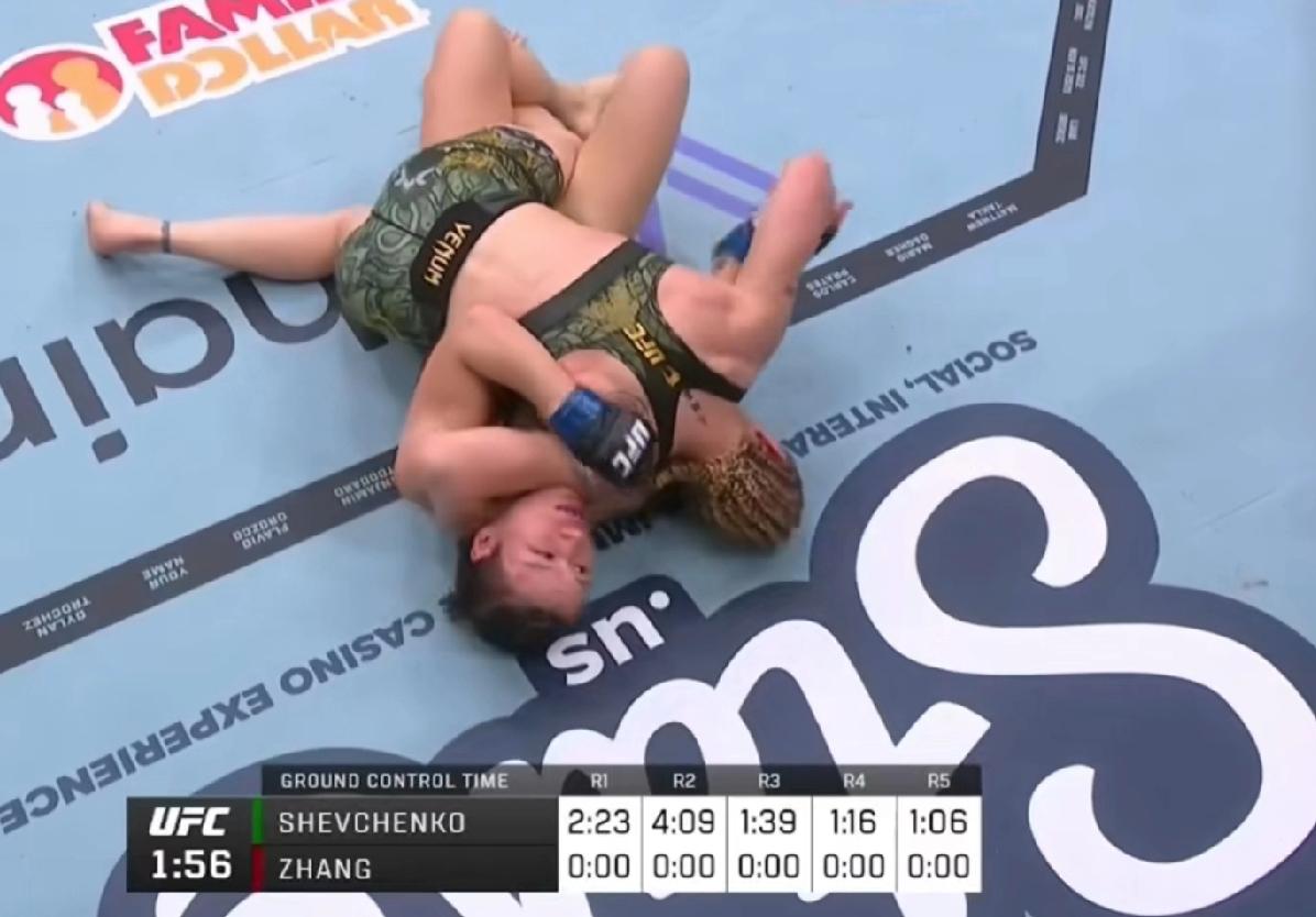 对于今天UFC322这场女子蝇量级冠军挑战赛，张伟丽主要输在地面战，总共五个回合