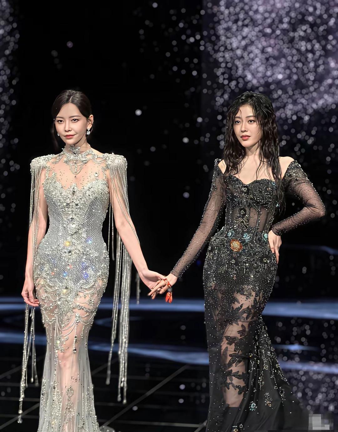 两人穿的‏礼服款式‎‏﻿差不‍多，但腰臀比不‎⁠一样﻿﻿，整个气质‎⁠就差远‎了