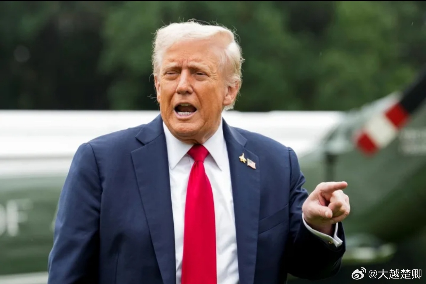 特朗普认为，美国当前缺少弹药是拜拜登所赐。愚蠢的拜登大撒币，费时费力费钱援助几千