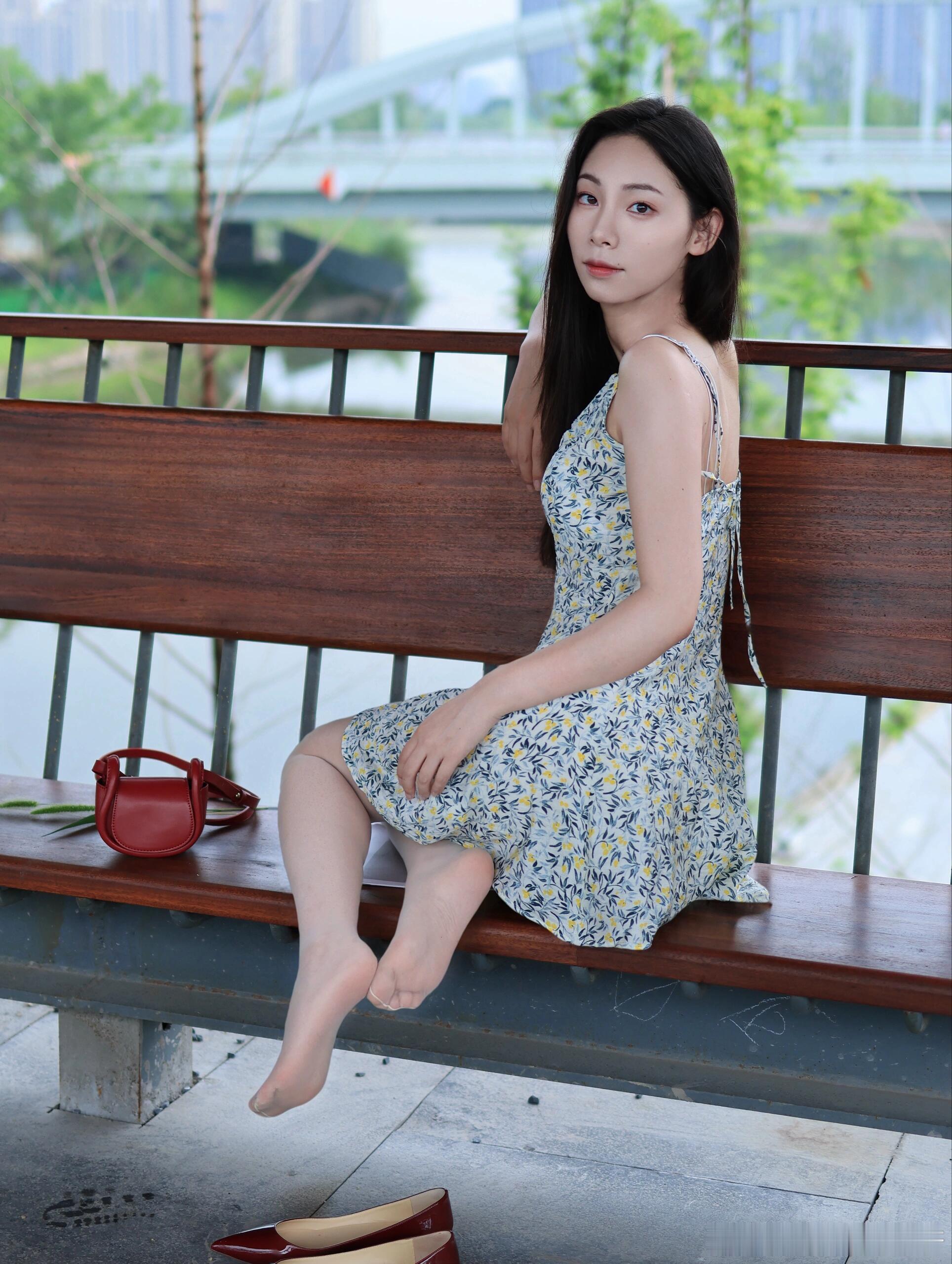 碎花裙配丝袜，袜尖透明～ ​​​