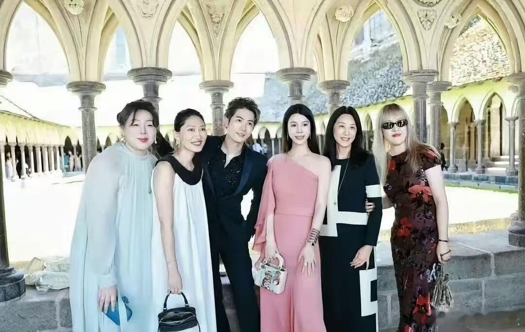 奚梦瑶模特只是工作奚梦瑶的圈子 奚梦瑶模特朋友一个没来，圈子不同了…