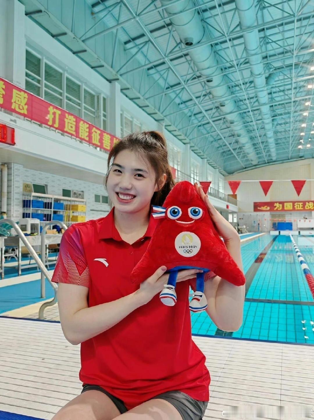 #张雨霏戴簪子好国风# 张雨霏戴簪子的照片刷爆了朋友圈！她的国风造型实在是太美了