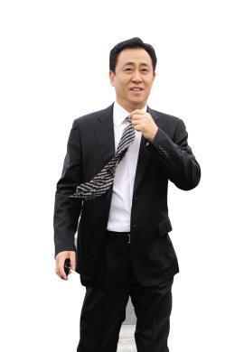 许家印受审，很想看看他现在的样子，但怎么也找不到他受审的照片。