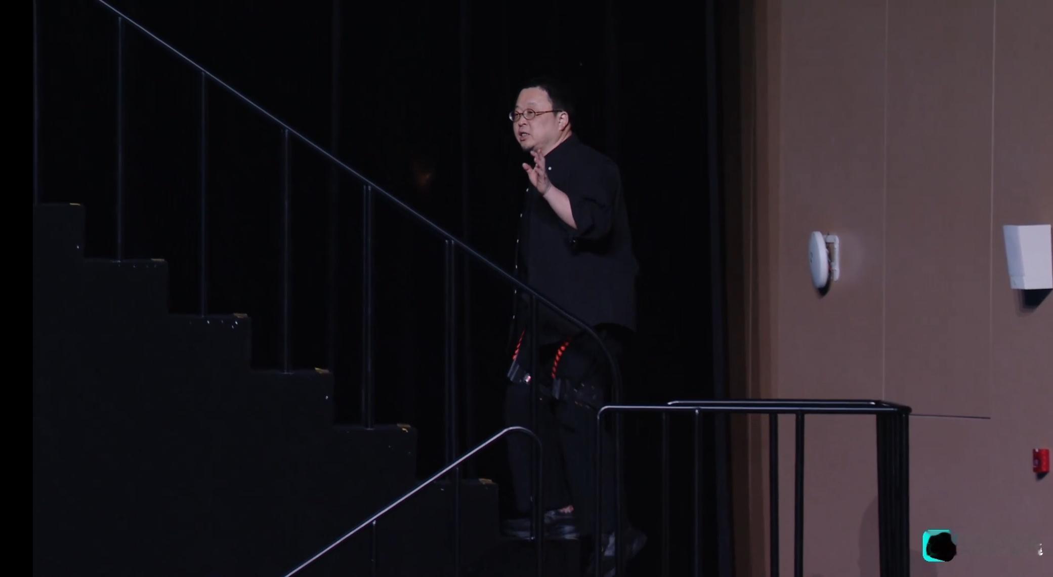 看罗老师演讲很魔性的地方是不管 PPT 上贴了什么内容从他嘴里讲出来都会让你觉得