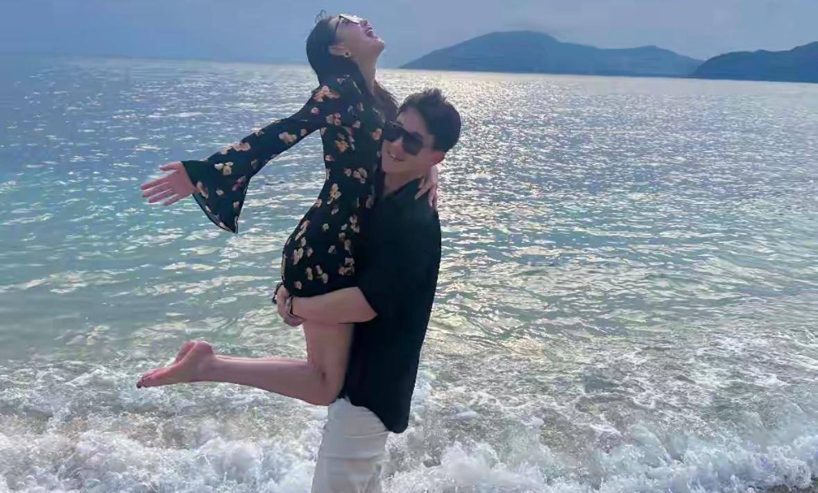 他一个公主抱，手却死死护住你短裙！
张馨予老公何捷这操作，多少男人看了脸红。
你