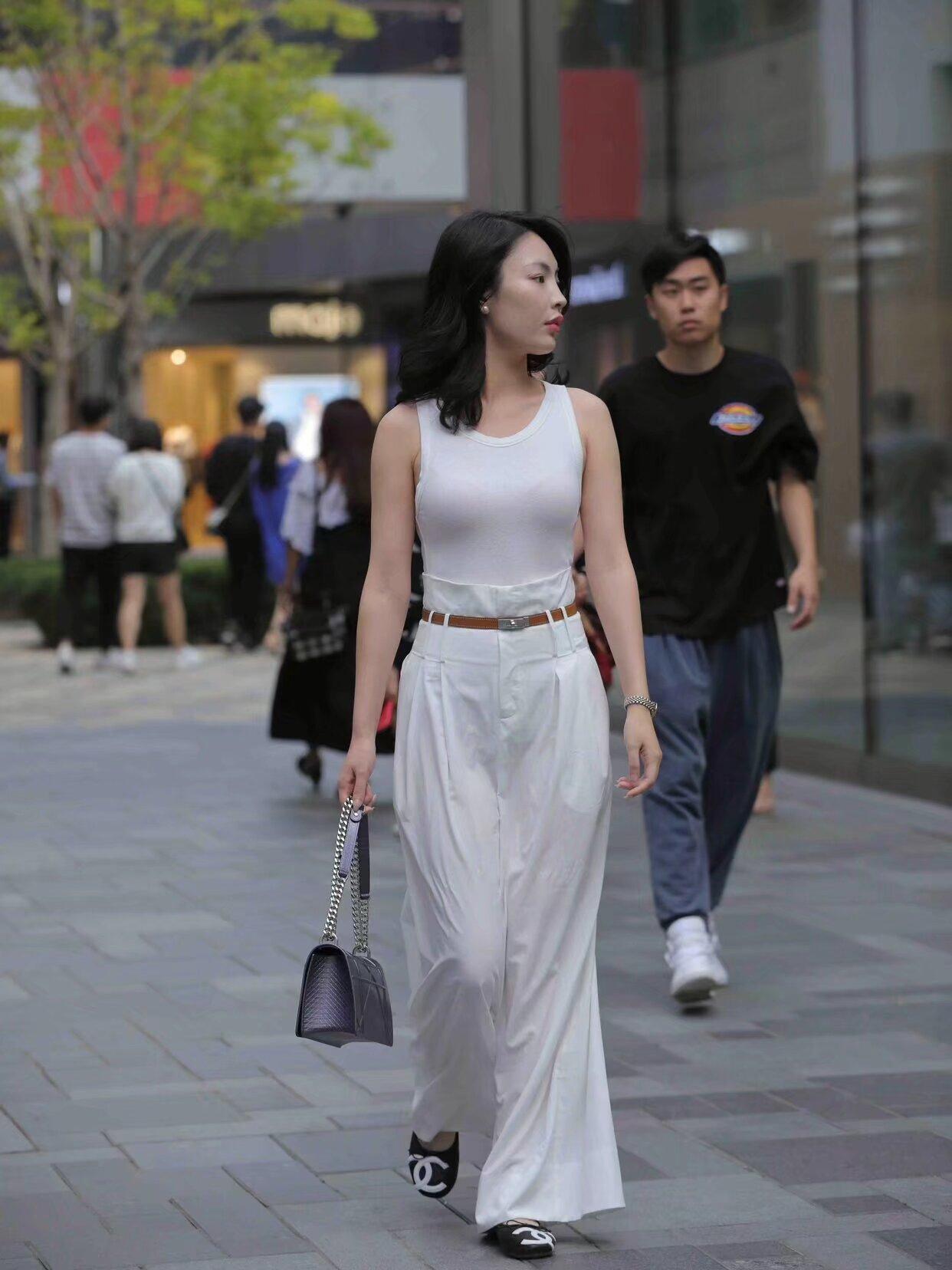 《颜氏家训》有言：“与善人居，如入芝兰之室，久而自芳；与恶人居，如入鲍鱼之肆，久