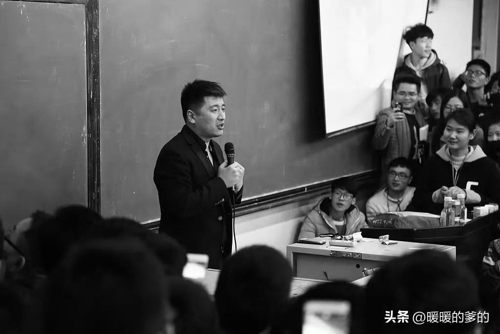 他是一个性情中人，敢爱敢恨，敢说敢讲，敢于揭露真相，为他人指明道路！
正如信息信