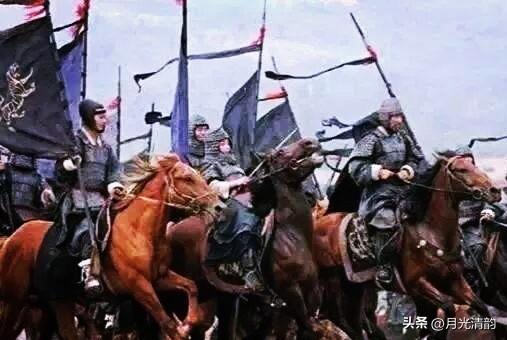 唐初的府兵制——给士兵分地，平时种地，战时打仗，国家不用花钱养兵。可到了玄宗时期