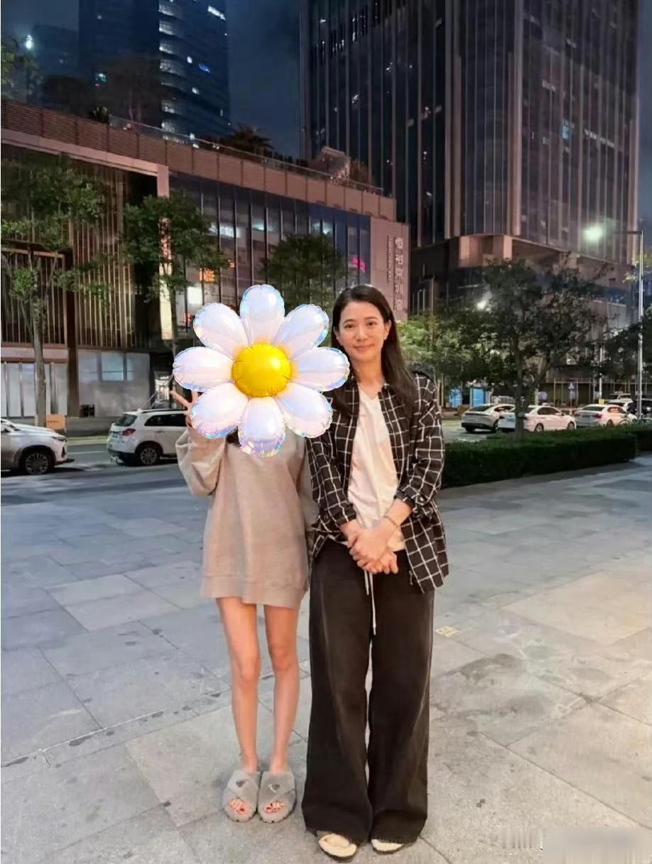 袁咏仪在深圳被人偶遇，真是靓爆啦！脸小，身材比例又好，而且素颜还这么美，港姐就是