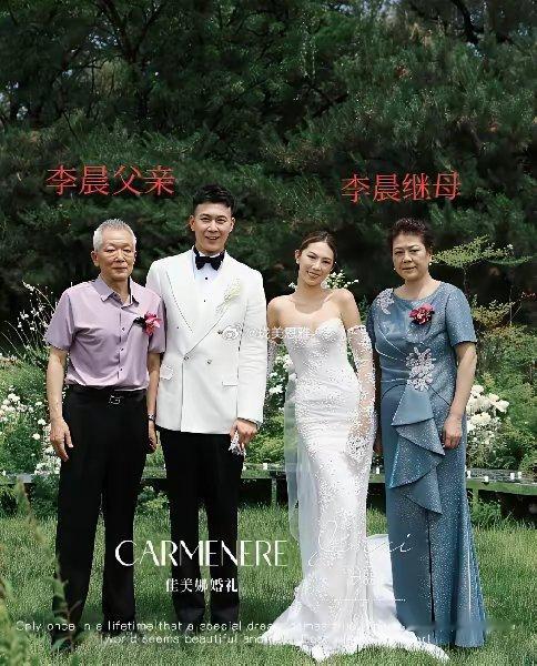 李晨的父亲看着年纪有七八十岁了，继母倒是很年轻 