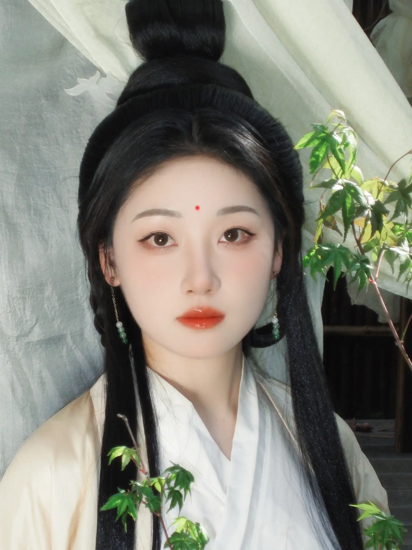 满堂花醉三千客，一剑霜寒十四州。