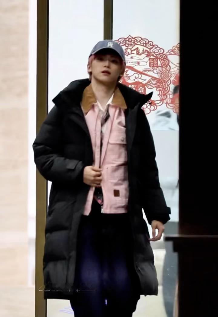 梓渝贵阳机场出发路透，粉发+棒球帽+粉色外套，这身造型简直是行走的青春荷尔蒙，送