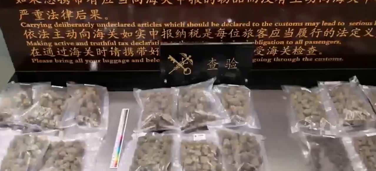 真是无法无天了！
刷新底线！
见过嚣张的，没见过这么嚣张的毒贩🤬
昆明长水机场