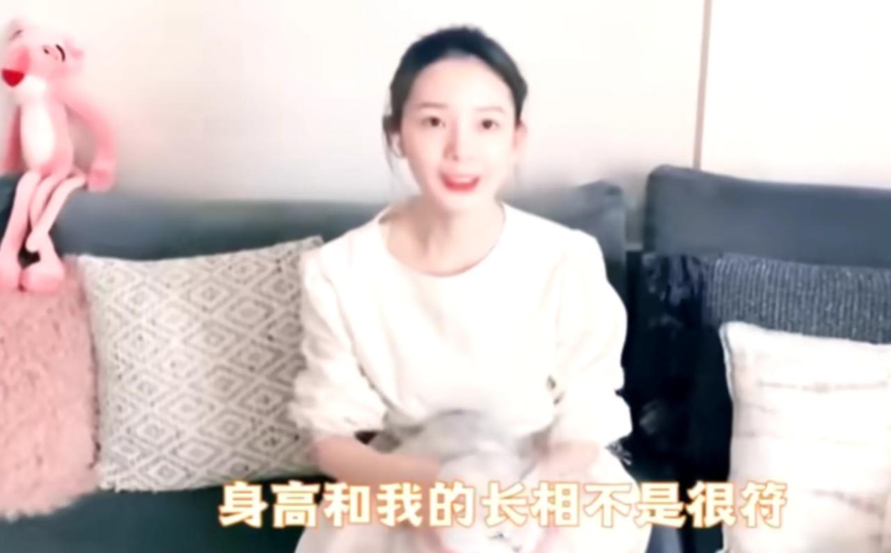陈瑶说：“很多网友认为我应该是个一米五的小萝莉，没想到我有一米六八这么高。可能是