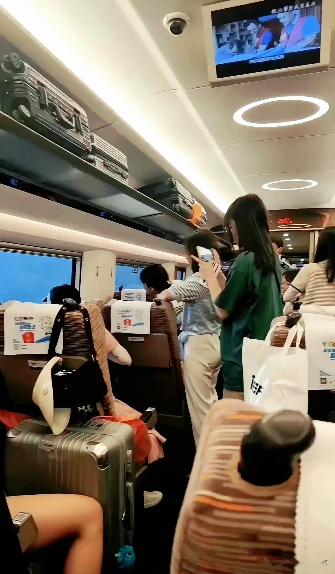 高铁上这点破事，怎么就闹成了全网围观的“审判现场”？

一个姑娘搬不动行李，旁边