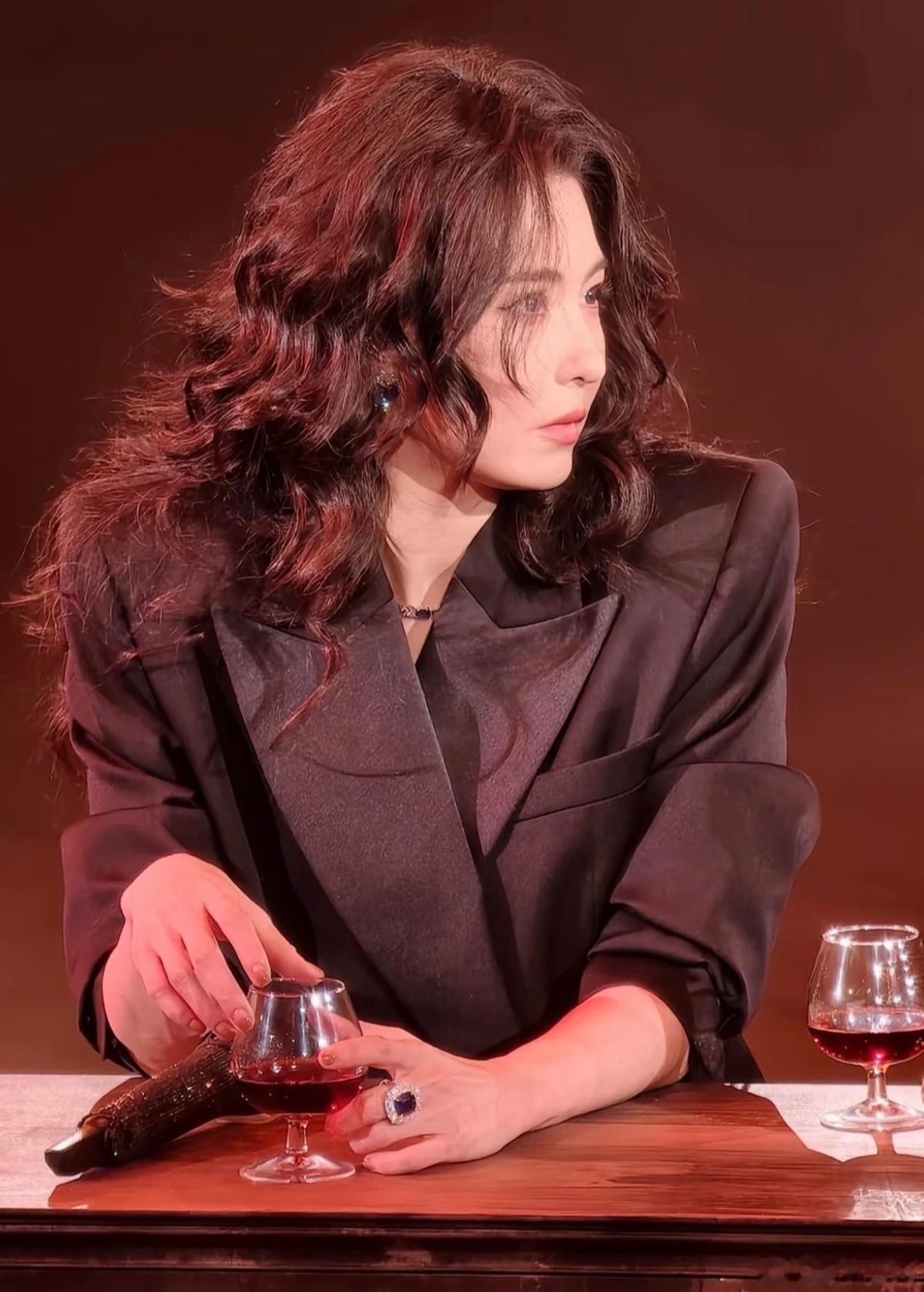 张柏芝好权威的脸，做演唱会嘉宾像是拍电影！ 