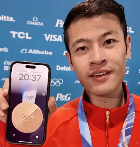 米兰冬奥会速度滑冰男子1500米决赛，中国选手宁忠岩滑出1分41秒98的成绩，打