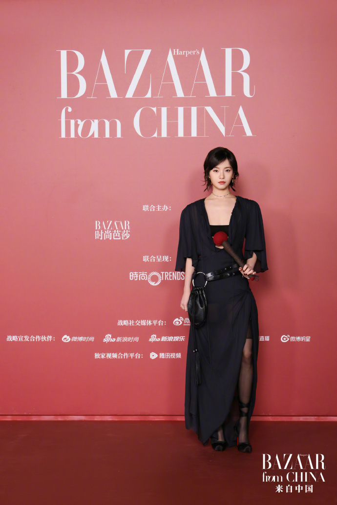 芭莎盛典红毯 2026芭莎盛典落于无锡，以非遗联结当代美学红毯之上，高定礼服依次