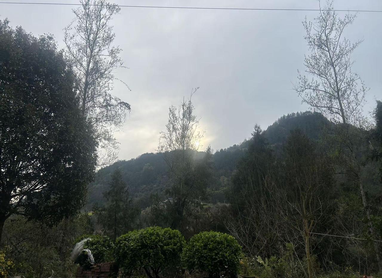 生活没有给我们普通人太多选择，留给我们的只有权衡利弊之后，一个选择外出努力工作赚