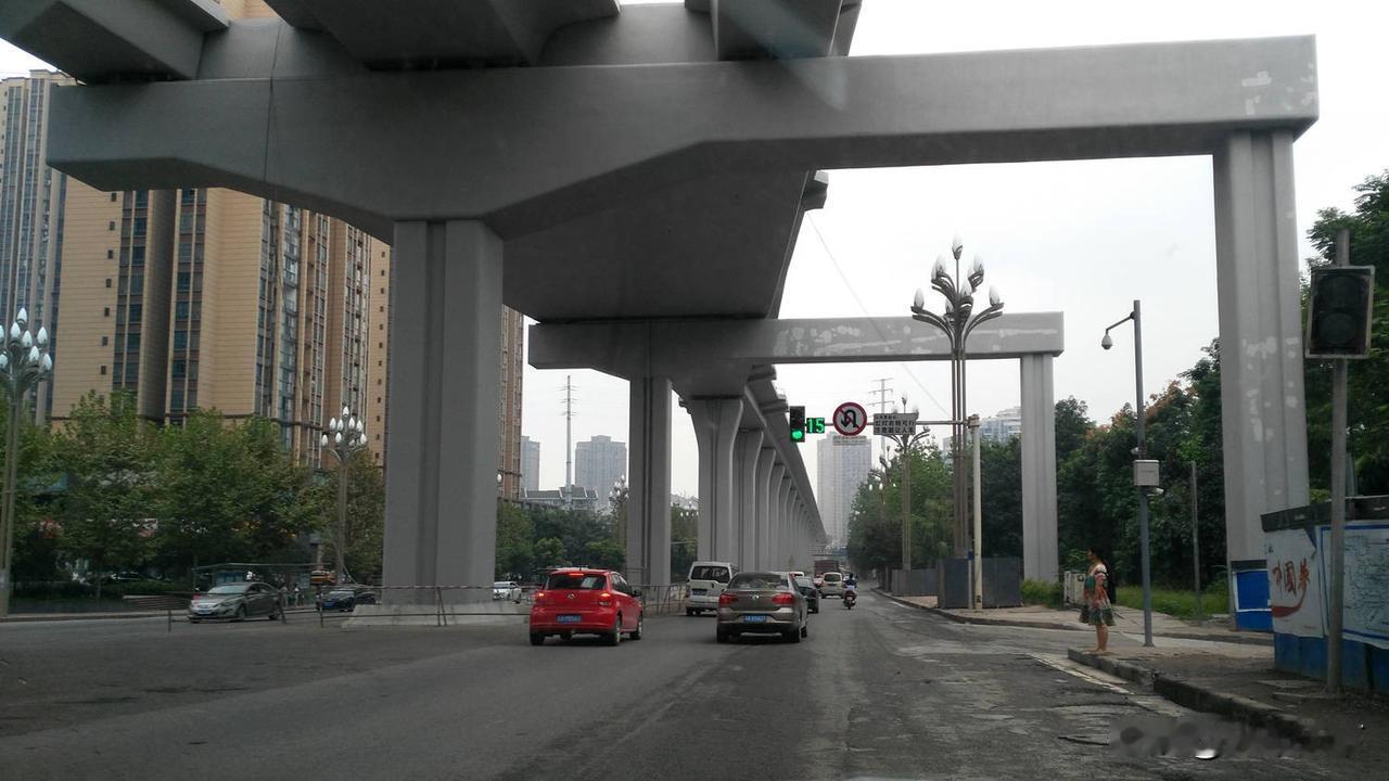2017年坐车经过中梁山华福大道北段所拍，当时重庆轨道交通5号线还在建设中，这一