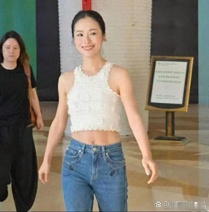 江一燕突破往日形象解锁新造型，全新穿搭风格别致吸睛，氛围感惊艳出圈。