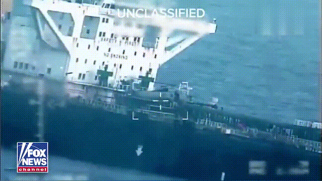 刀架在脖子上，委内瑞拉选择军舰护航油轮，信心满满驶出到公海，就被美国扣押了。
