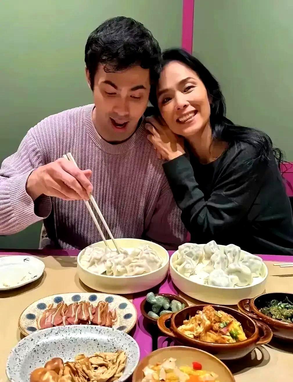 唱《爱的奉献》的韦唯，早就把烂牌打出王炸了。
 
当年远嫁瑞典遭遇家暴，2004