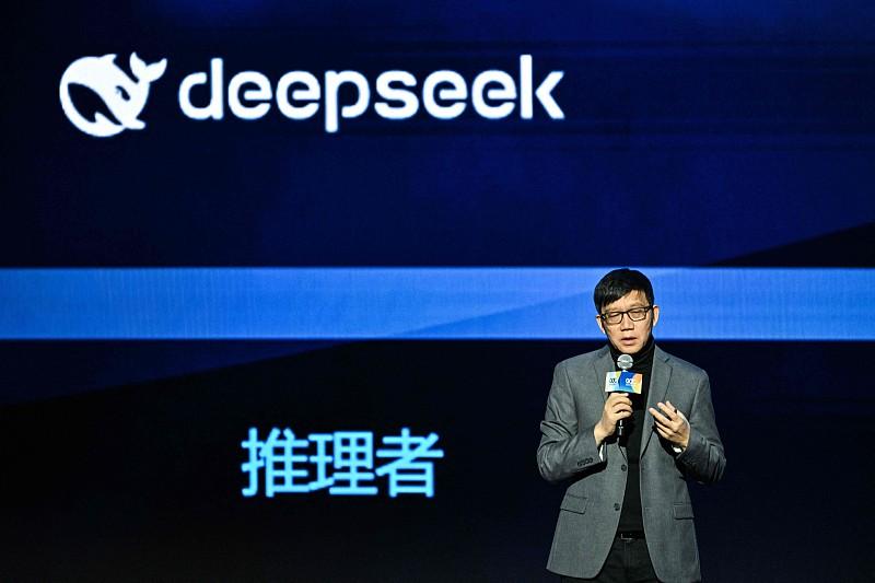 10月15日早高峰，DeepSeek宕机近5小时，公开道歉并全额补偿（央广网/光