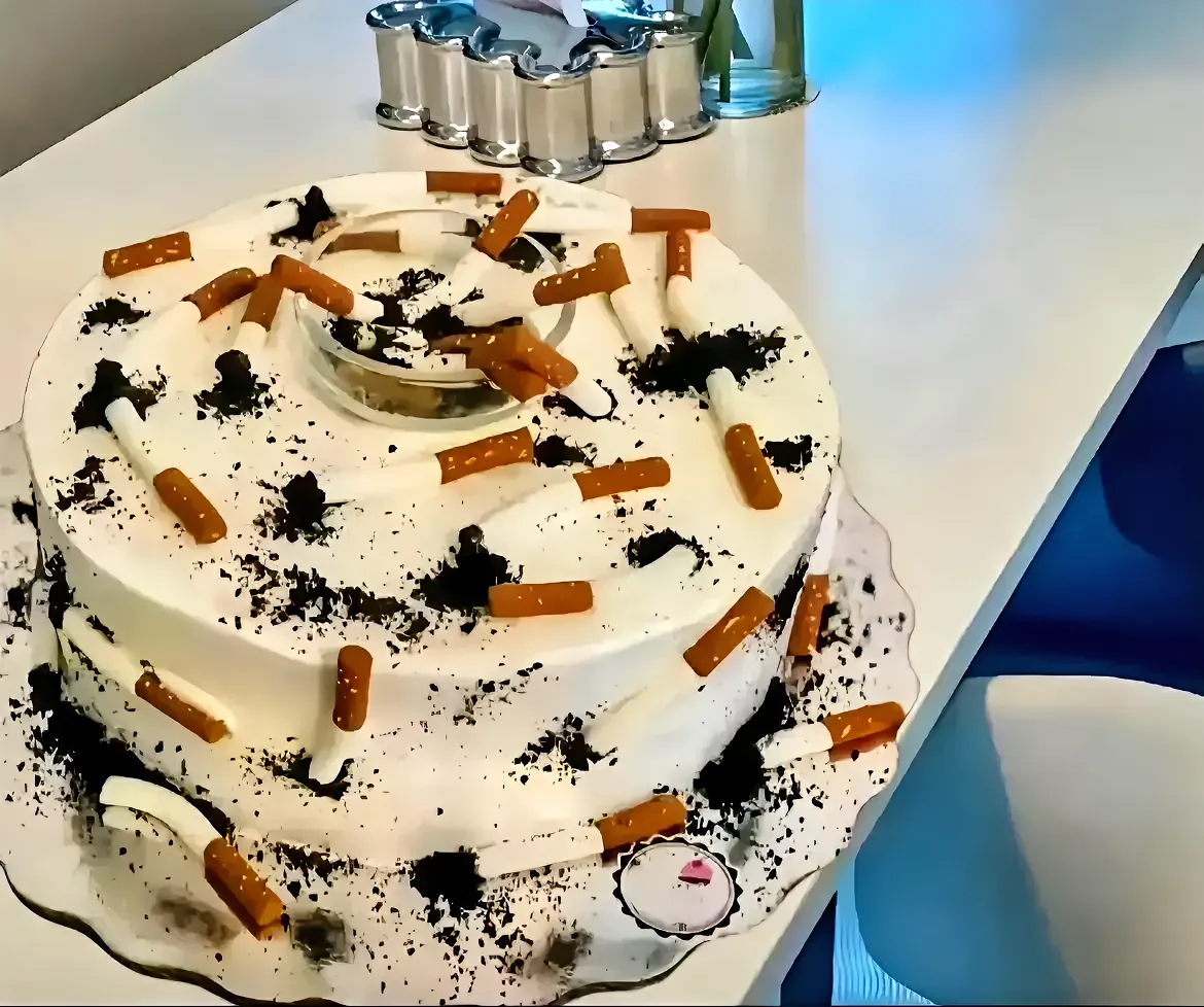 老公嗜烟如命，过生日老婆给订的蛋糕。 ​​​