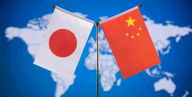 纽约联合国大会现场，日本首相高市早苗站在演讲台上，说日本想挤进安理会常任理事国，