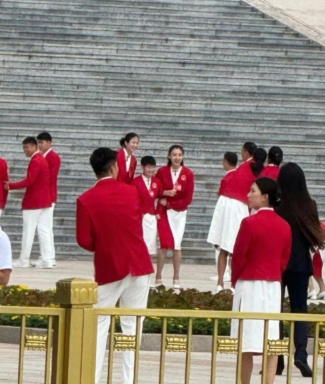 妹宝又成打卡景点了(图一) 还换上小高跟了[比耶] ​​​