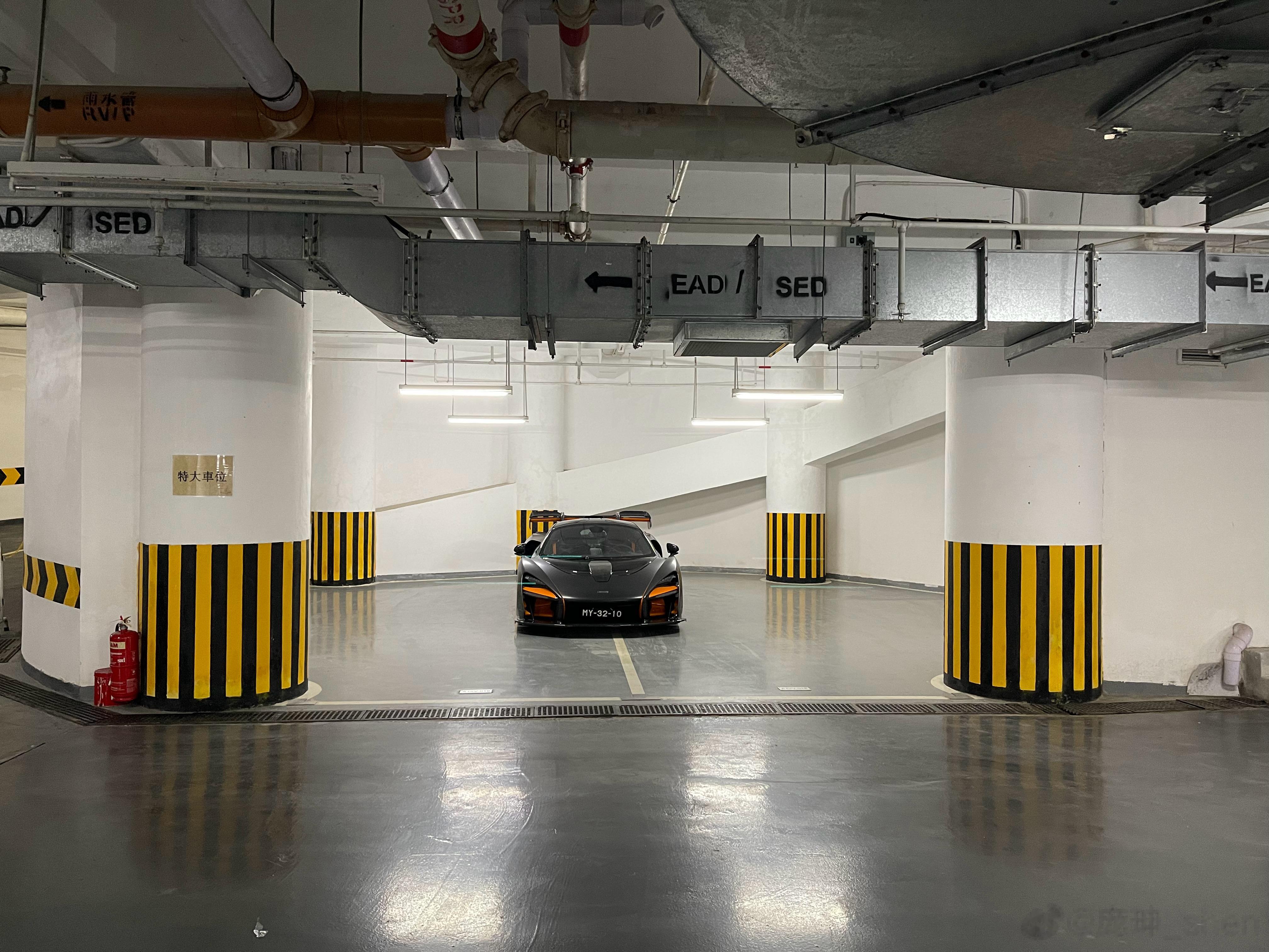 趁还在飞机上，看我发现了什么！裸碳配Papaya橙色，真的帅。钥匙不能乱放，我就