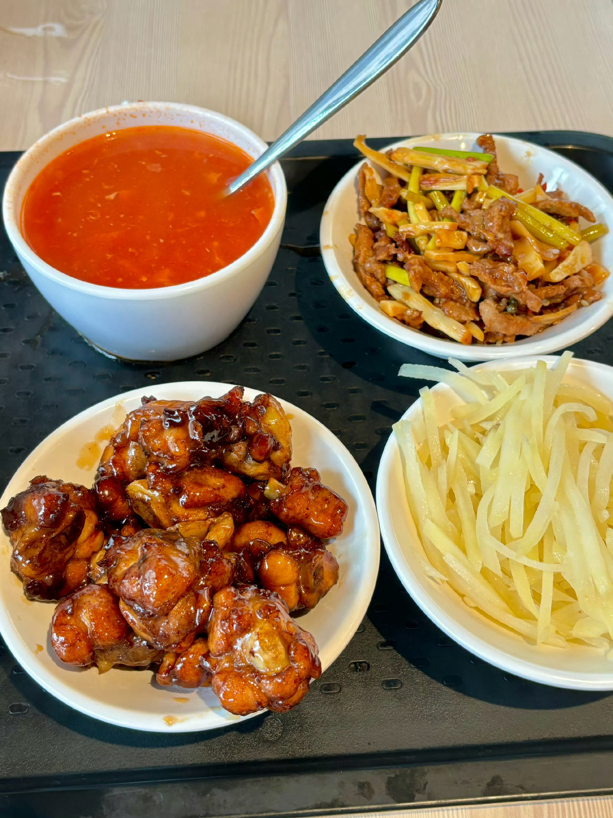 重庆乡村基门店有顾客用餐具喂狗乡村基涉事门店张贴禁宠标识 近日，重庆一网友在社交