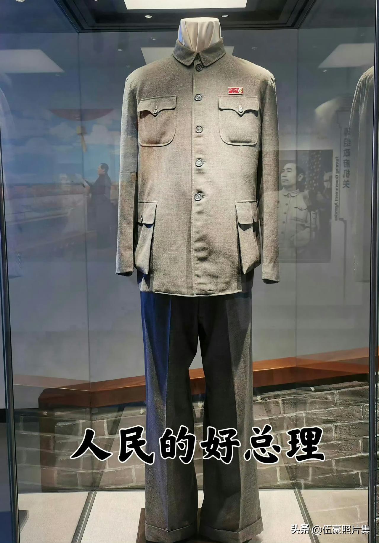 周恩来总理生前穿过的衣服和佩戴的“为人民服务”的徽章，让人鼻头发酸。这枚徽章为长