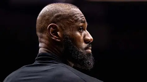 NBA历史上用70%或以上投篮命中率至少砍下30分5篮板5助攻的场次排名前十：1