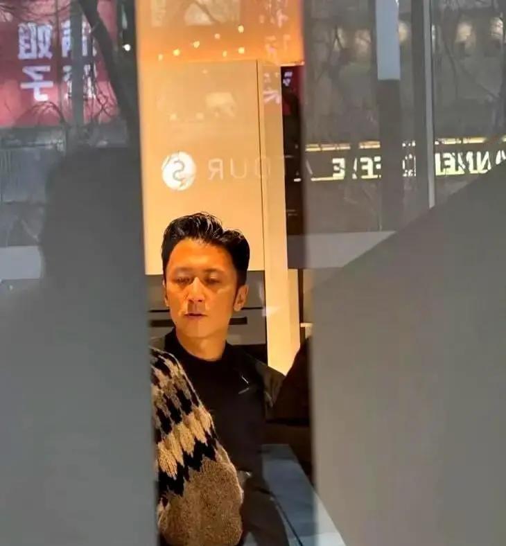 44岁的谢霆锋，把自律活成了一场苦修。
三年不碰奶茶甜点，每天三升水，片场深蹲不