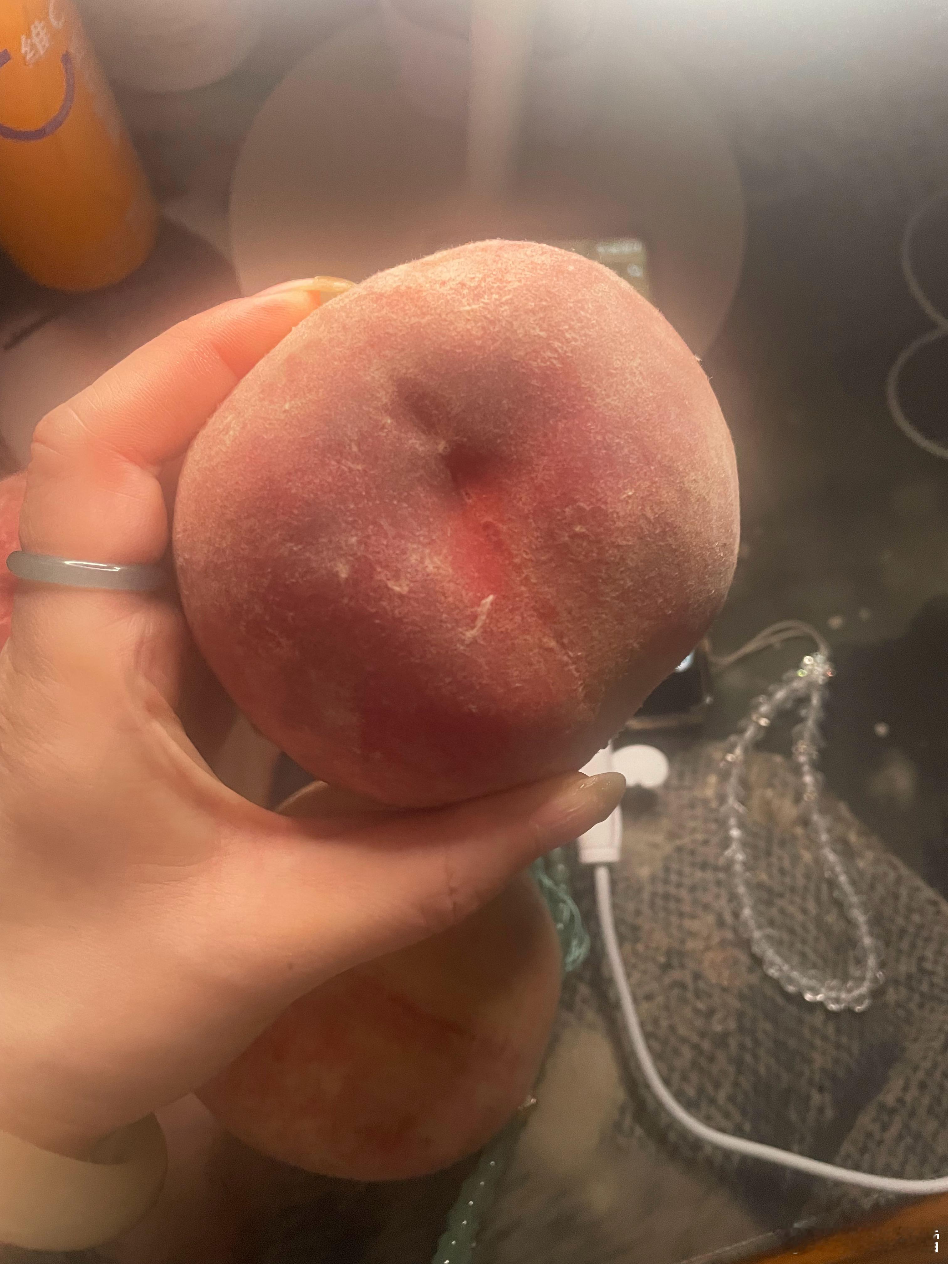 好大的桃子🍑🍑🍑，吃不完吃不完 