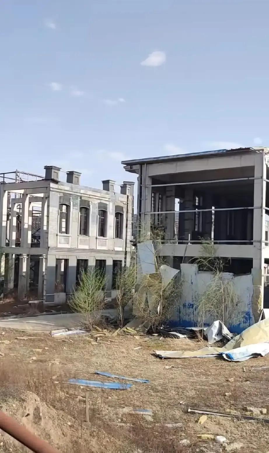 张艺谋在大同搭的悬崖之上片场，现在杂草长得比人高。
我上周路过，雪村布景只剩半截