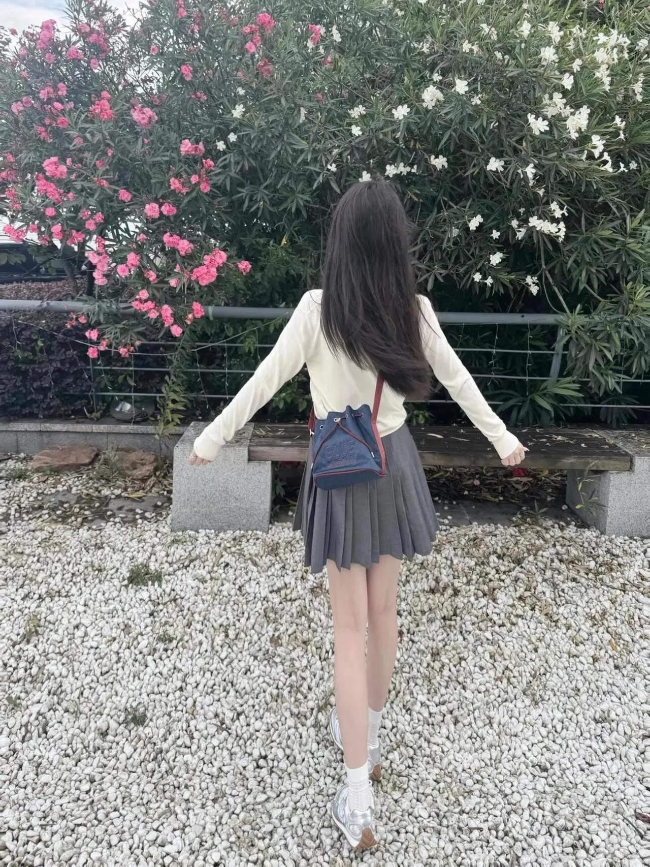 少女漫步花丛间