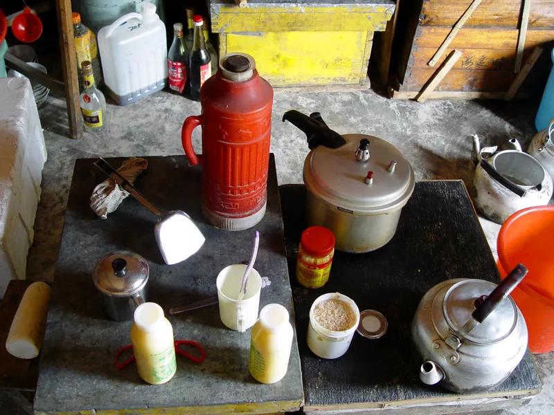 青丝花甲情犹在，
时光尽染朱颜改。
锅碗瓢盆交响曲，
妙韵尽溢家庭爱。