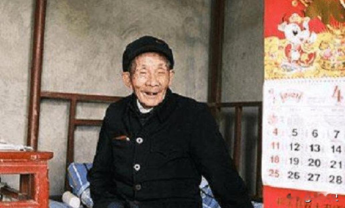 进监狱养老？2008年，一位年近七旬的老者持刀来到北京火车站实施抢劫，当警察前来
