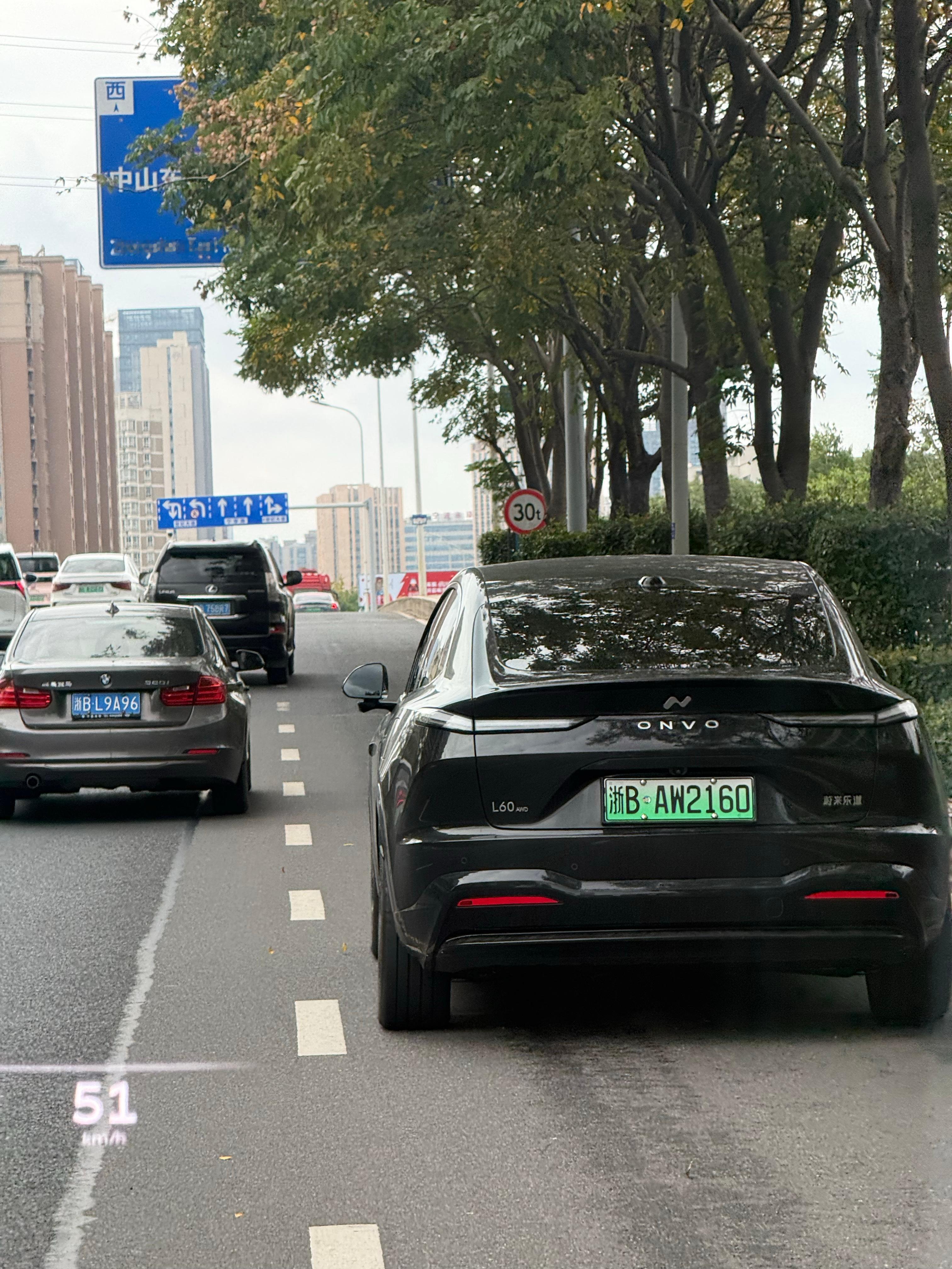 哇！在路上看到四驱的乐道L60，这还是比较少见的 ​​​